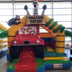 multiplay springkussen in Amazone-safari-thema met rode glijbaan en wilde dieren